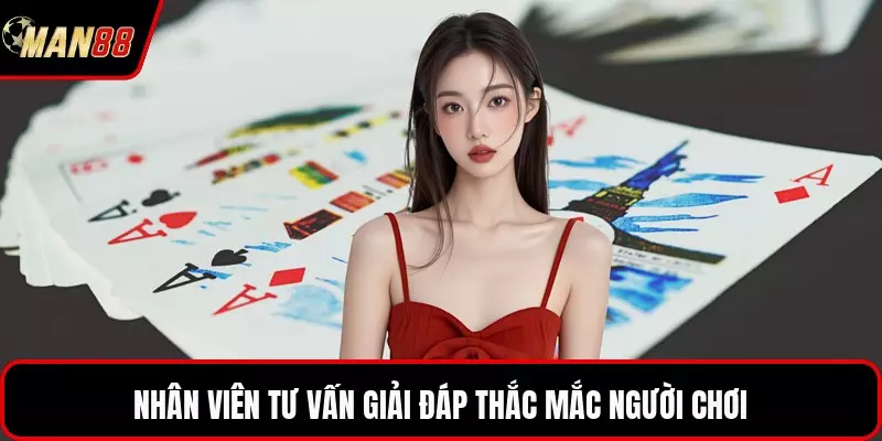 Nhân viên tư vấn giải đáp thắc mắc người chơi